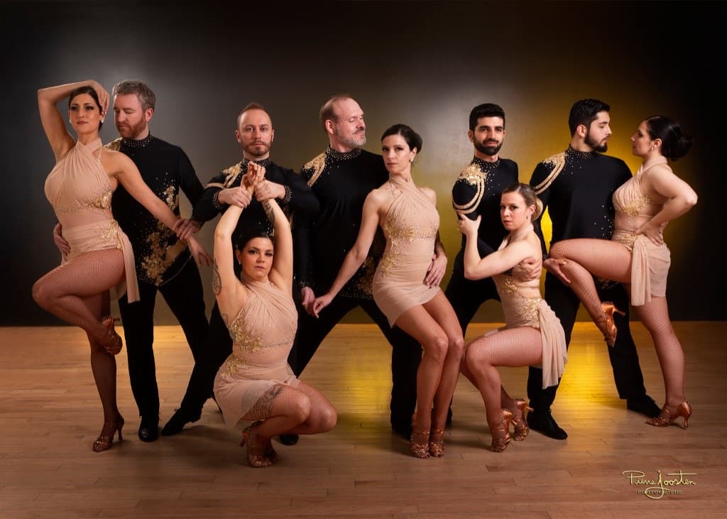 Troupe de danseurs du Studio Blue Mambo en tenue de spectacle