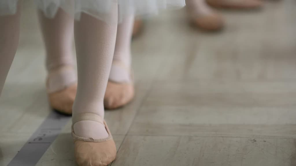 Pieds de jeunes danseurs Blue Bambino au Studio Blue Mambo