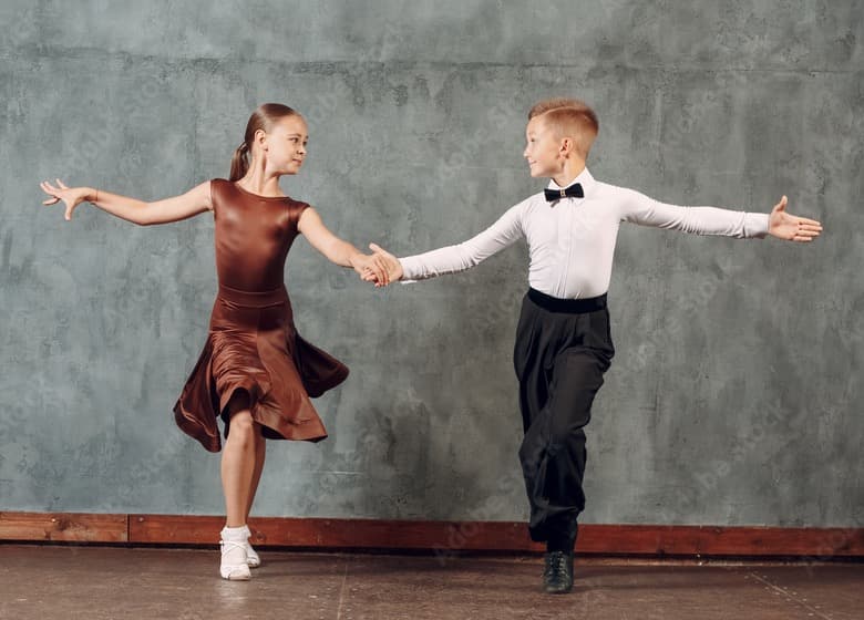 Enfants en cours de danse latine au Studio Blue Mambo