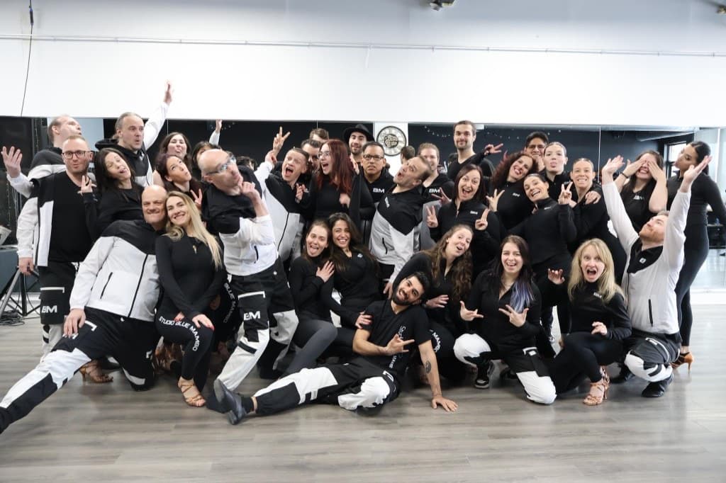Groupe d'élèves et professeurs du Studio Blue Mambo posant dans le studio